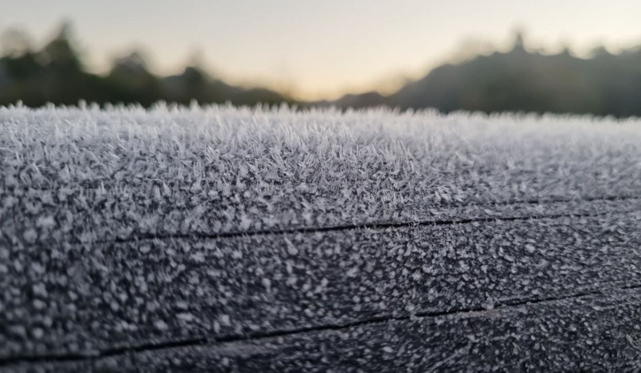foto de geada em Curitiba para ilustrar o amanhecer gelado no Paraná