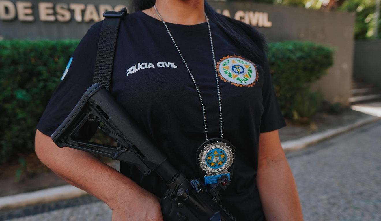 mulher segurando arma na mão