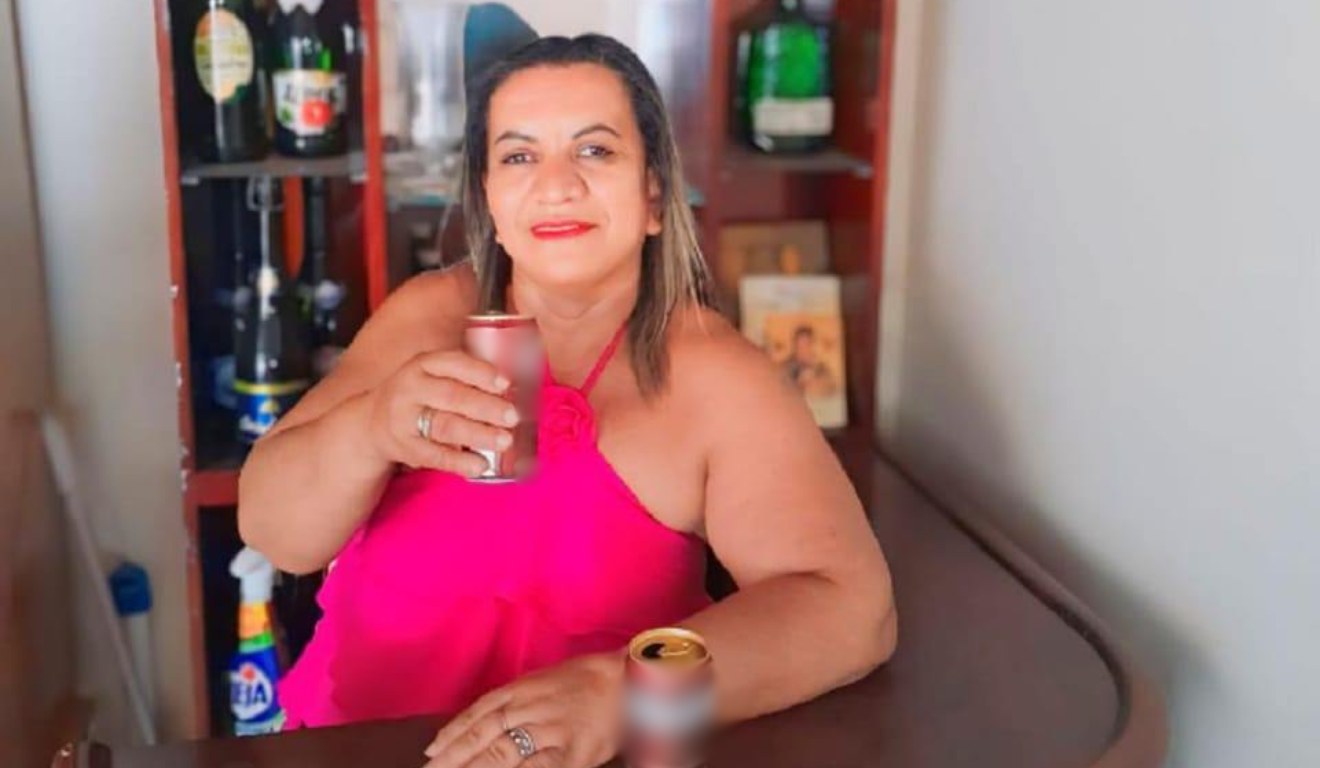Raquel Perciliano com uma blusa rosa e uma latinha de bebida alcoólica na mão