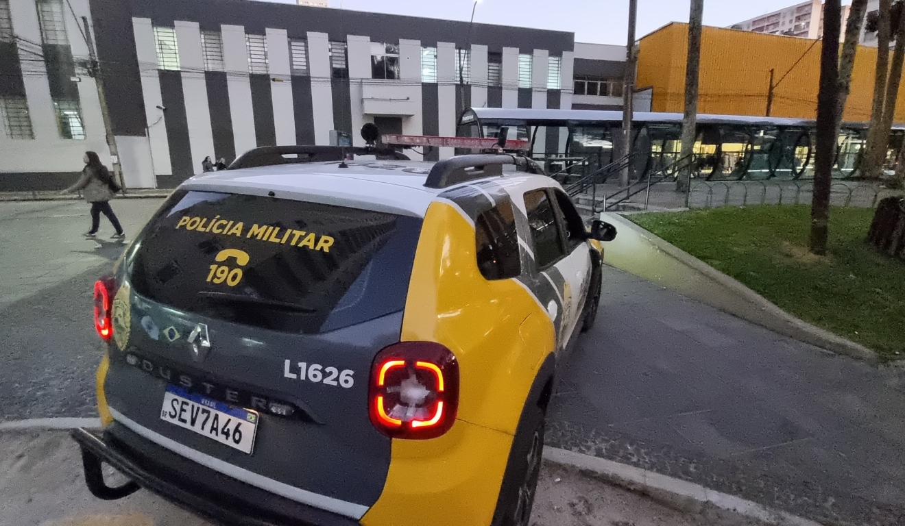 Viatura da PM atendendo ameaça de bomba na praça Carlos Gomes