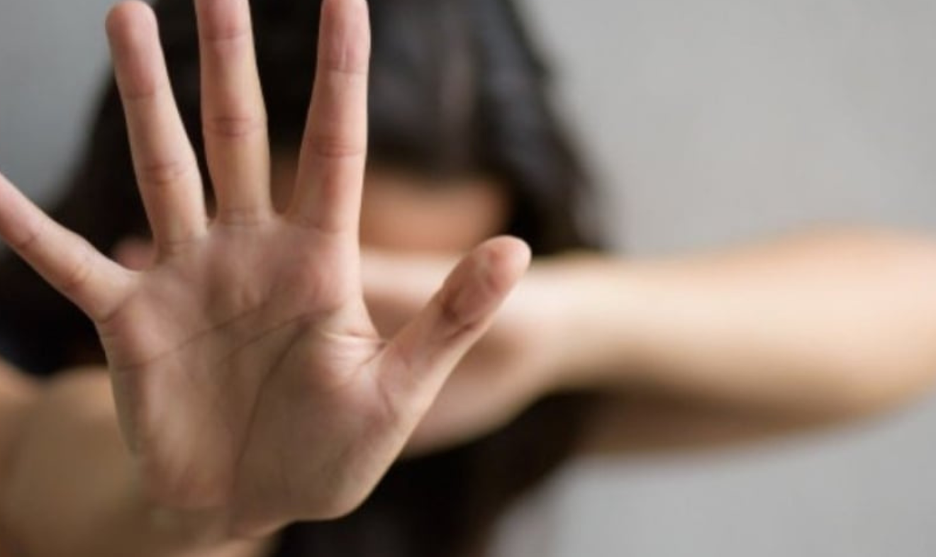 mulher com a mão no rosto após tomar antidepressivo e ser estuprada por familiares no Paraná