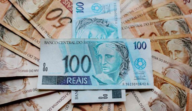 Dinheiro em quantidade para fazer referência ao apostador de Curitiba que venceu na Lotofácil