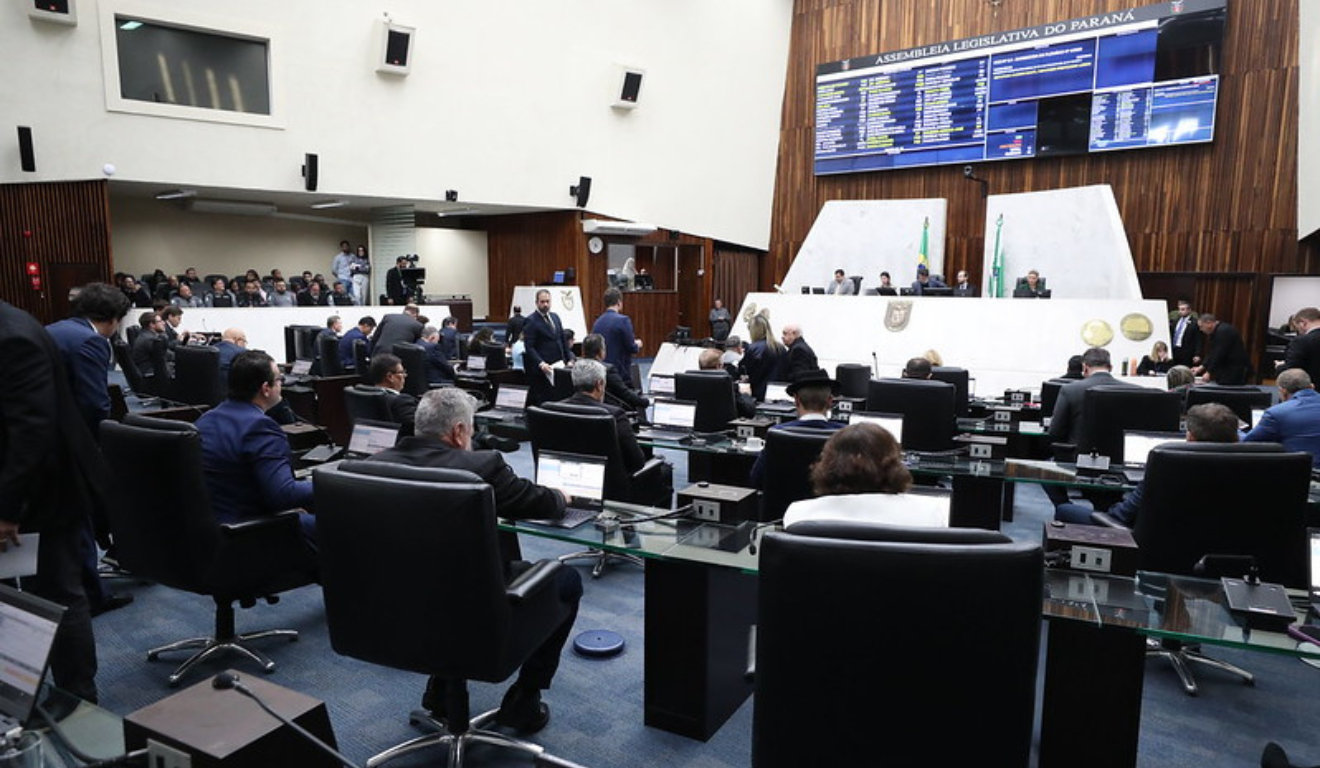 plenário da alep com deputados durante votação