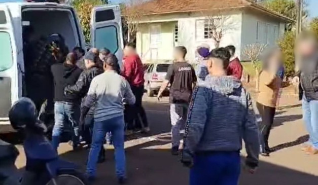 moradores tentando linchar adolescente suspeito de ataque à escola em Estação