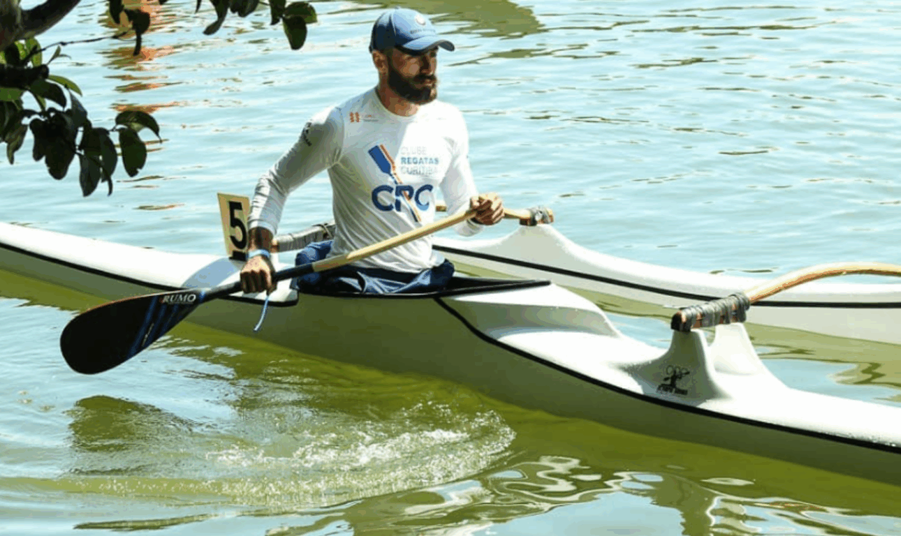 homem em canoa