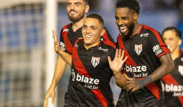 Jogadores do Atlético-Go comemoram um dos gols no empate em 2x2 com o Paysandu, na última rodada da Série B.