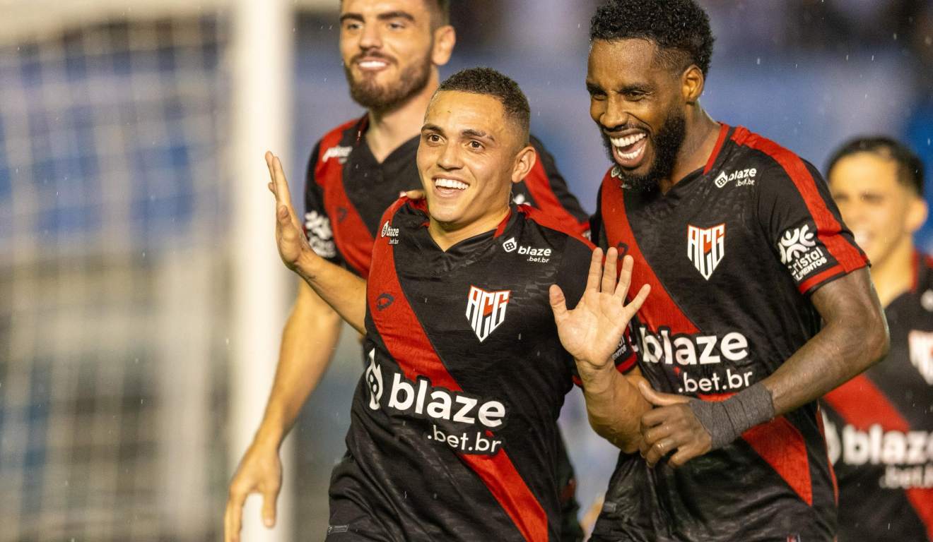 Jogadores do Atlético-Go comemoram um dos gols no empate em 2x2 com o Paysandu, na última rodada da Série B.