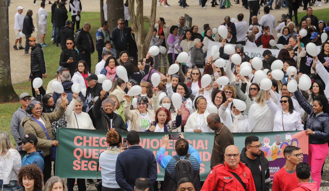 mulheres em ato contra o feminicídio, em curitiba