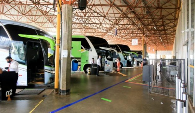 ônibus em rodoviária