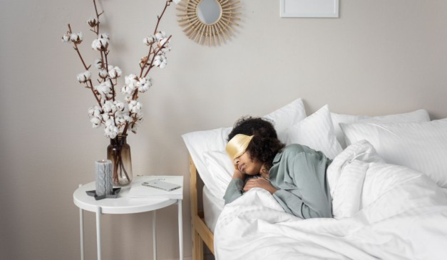 pessoa na cama dormindo para ilustrar o risco de avc durante o sono