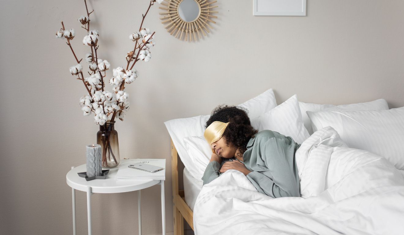 pessoa na cama dormindo para ilustrar o risco de avc durante o sono