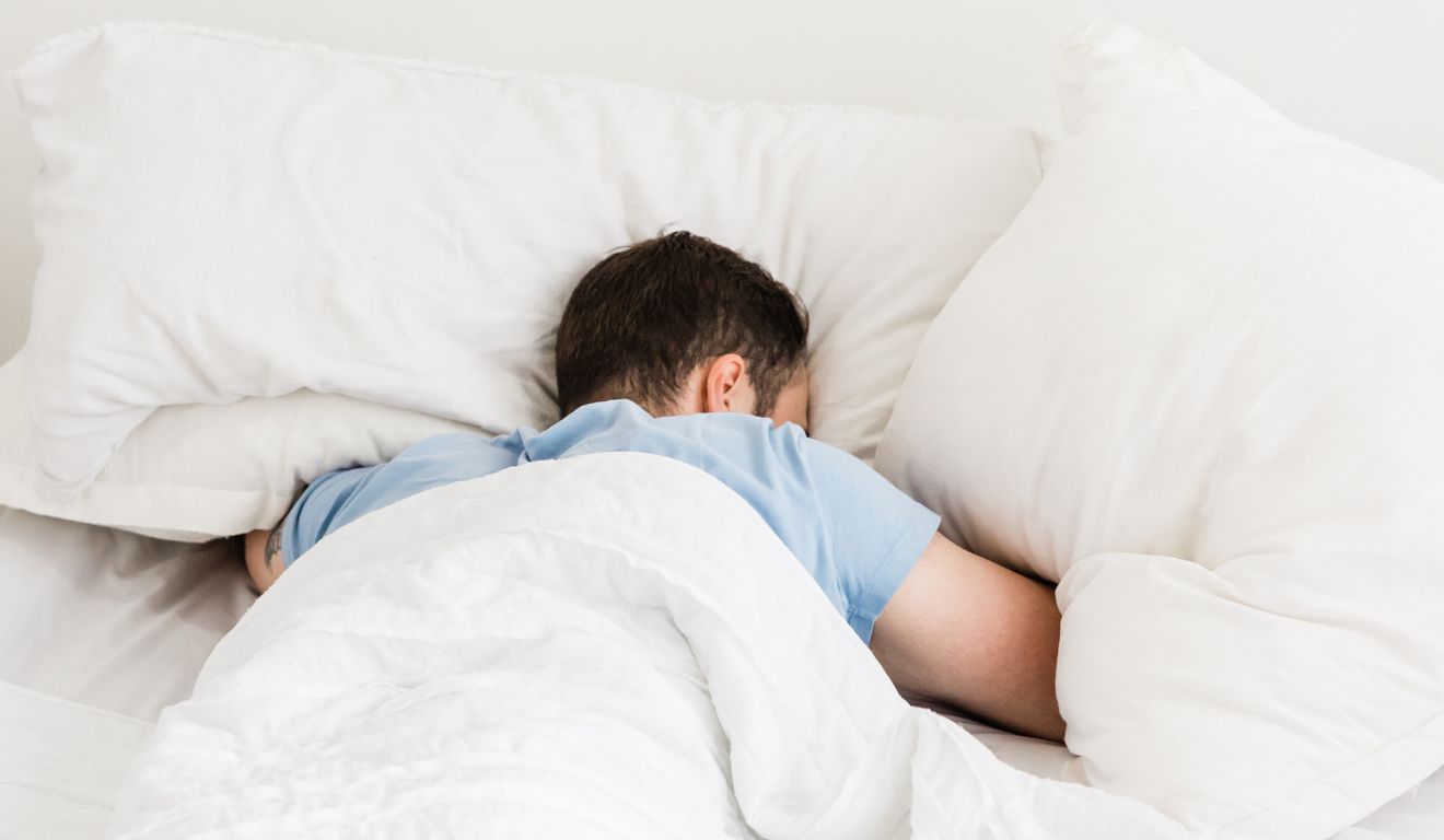 homem deitado dormindo para ilustrar avc durante o sono