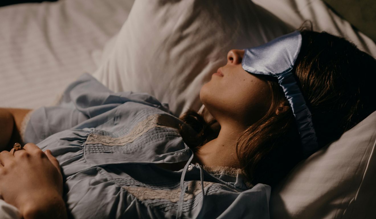 mulher deitada na cama dormindo