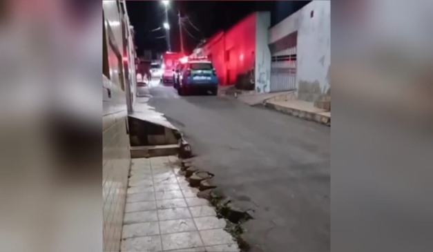 Ambulância em rua.