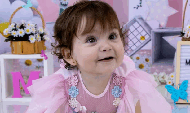 Bebê sorrindo antes de morrer engasgada em creche