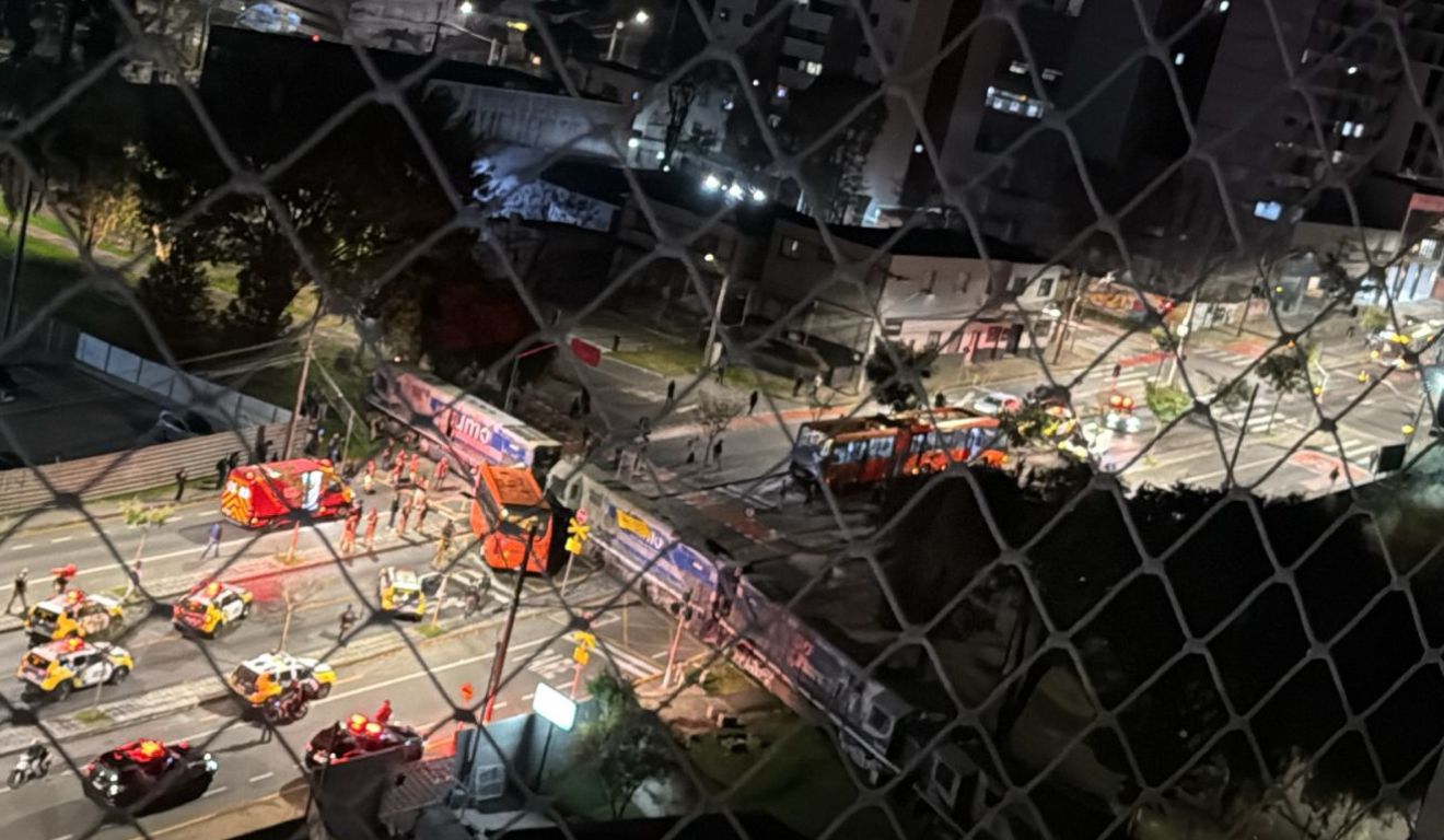 Local do acidente onde o trem atingiu o ônibus 