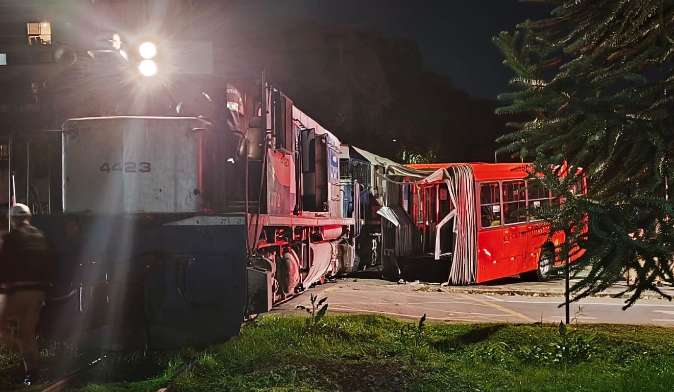 biarticulado atingido pelo trem em Curitiba