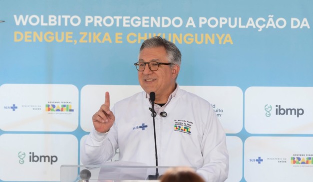 Ministro da saúde em um palanque