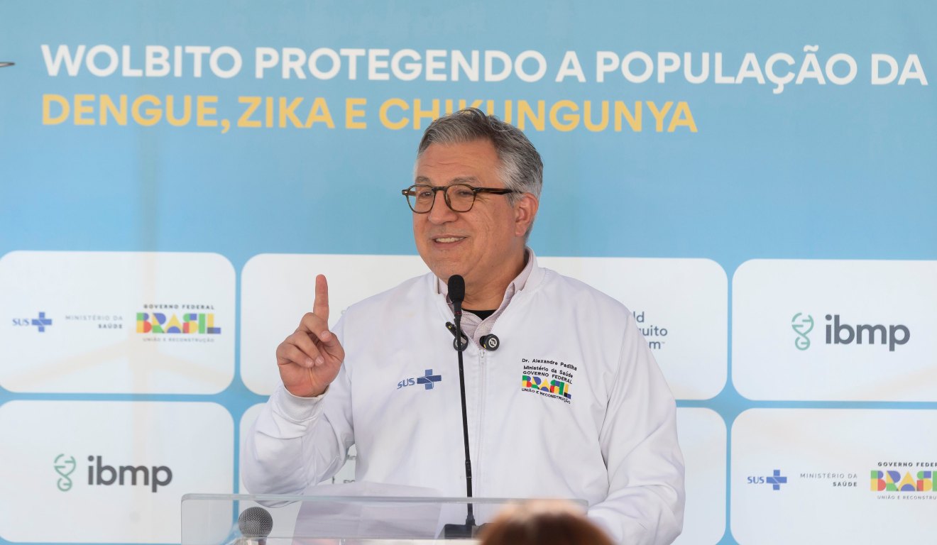 Ministro da saúde em um palanque