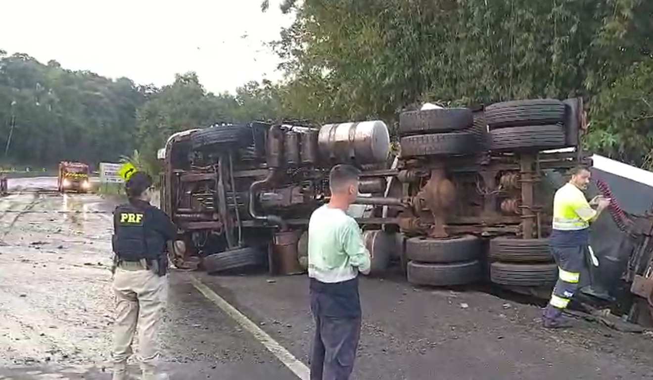 Carreta carregada com óleo vegetal tomba na BR-277