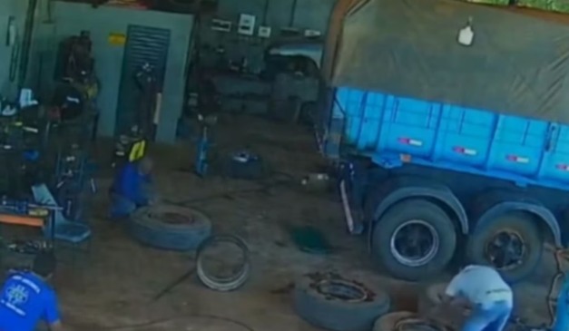 Homem enchendo pneu.