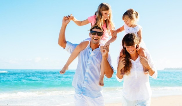 família na praia no inverno