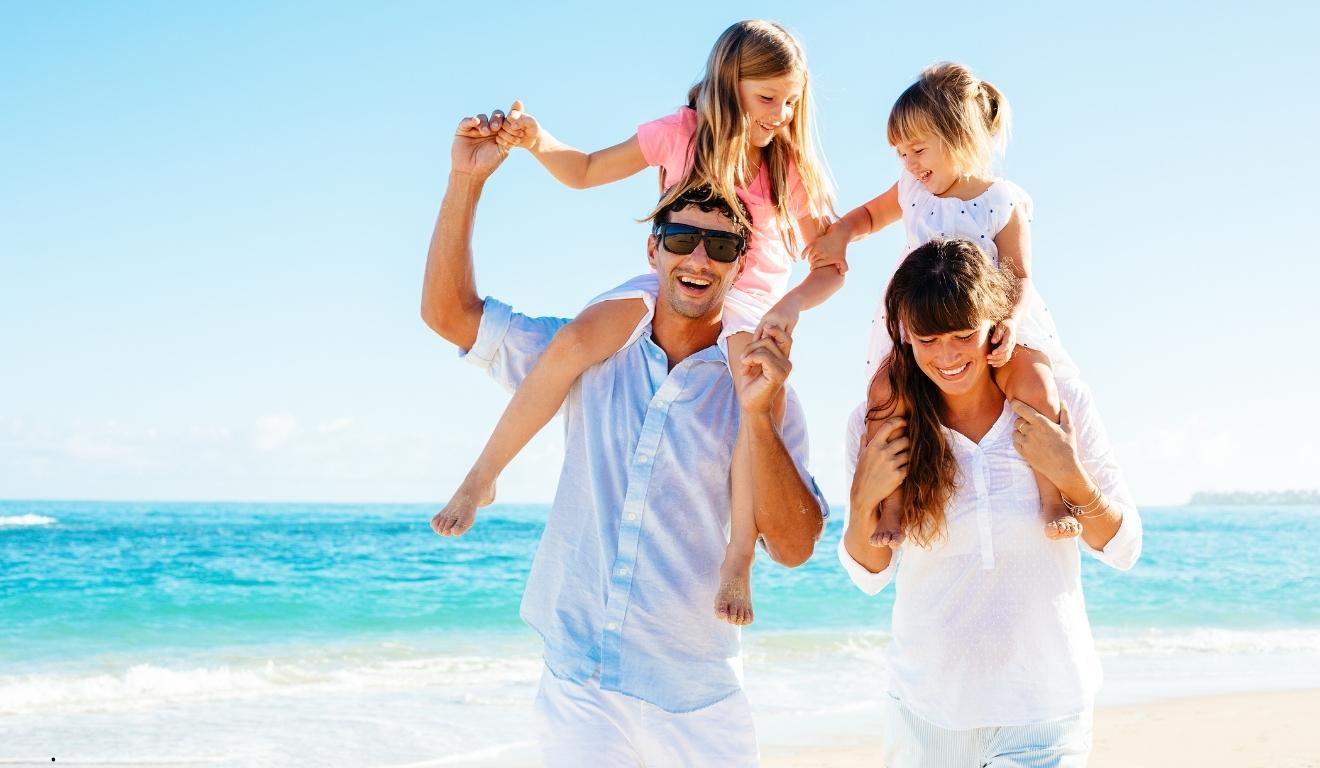 família na praia no inverno