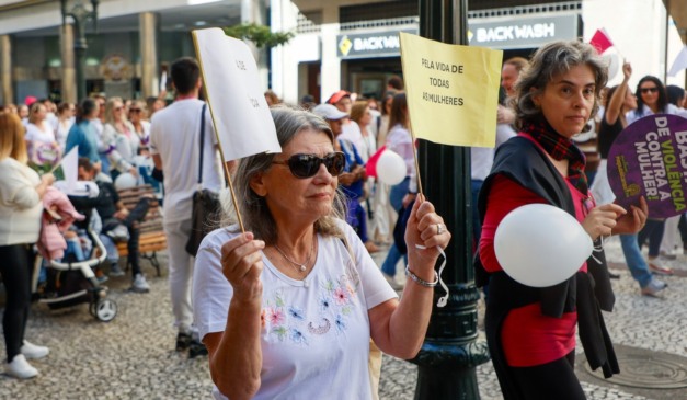caminhada no dia de combate ao feminicídio no paraná