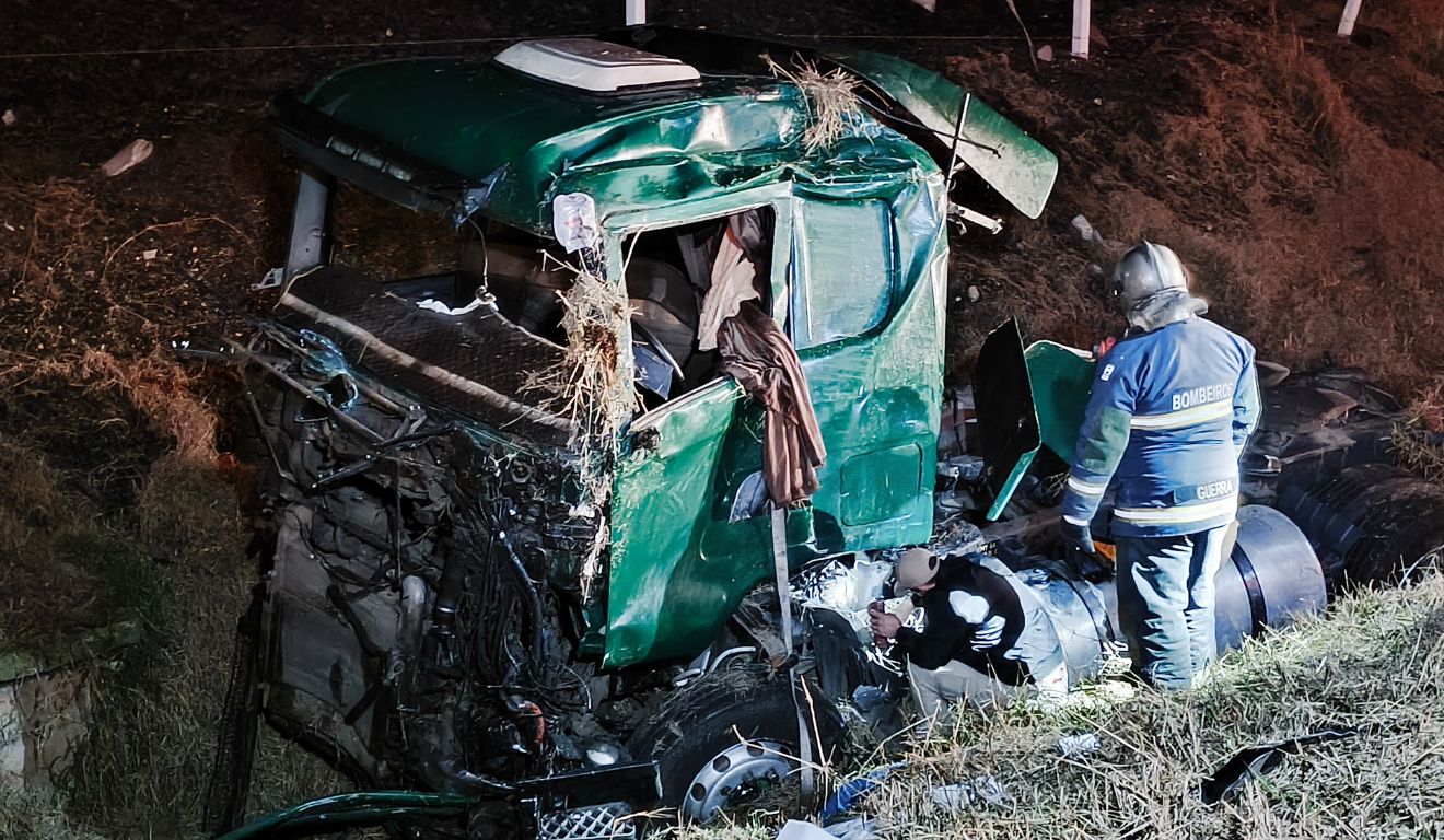 caminhão que tombou e caiu em valeta na Grande Curitiba