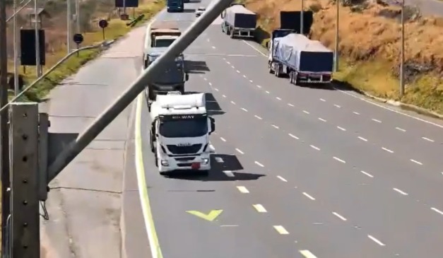 Os caminhões na contramão