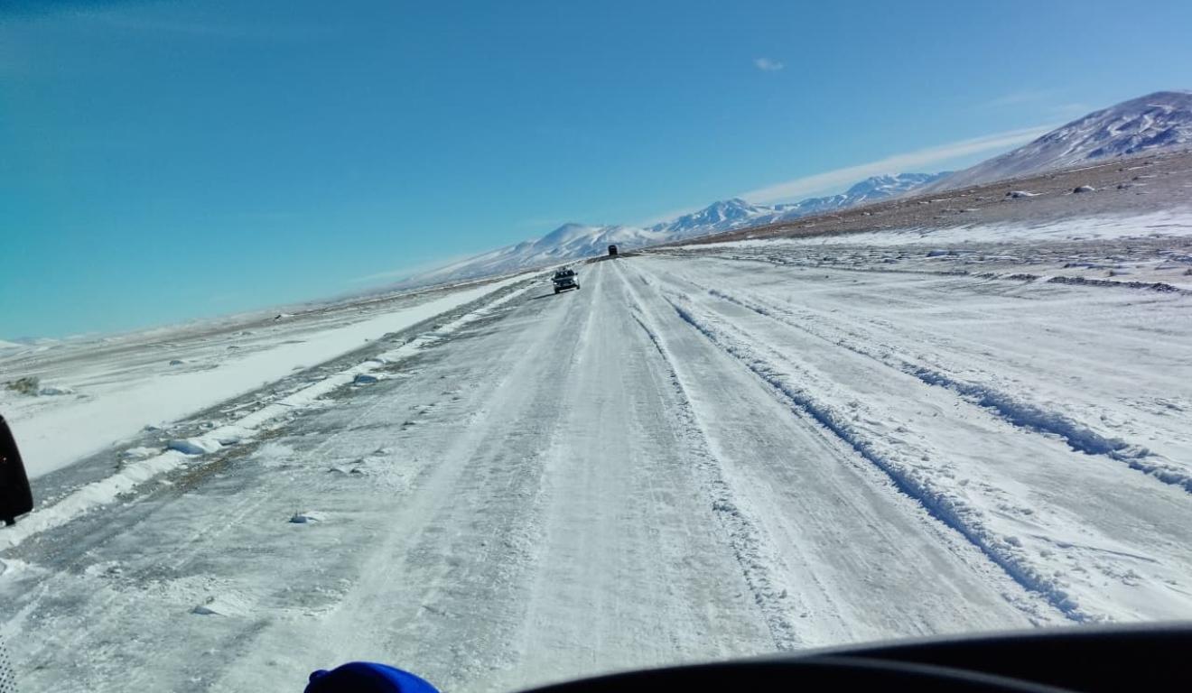 Foto da estrada bloqueada com neve