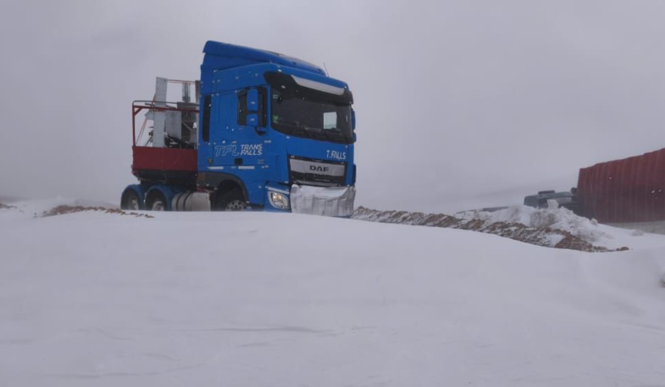 Caminhão isolado em meio a nevasca na Argentina