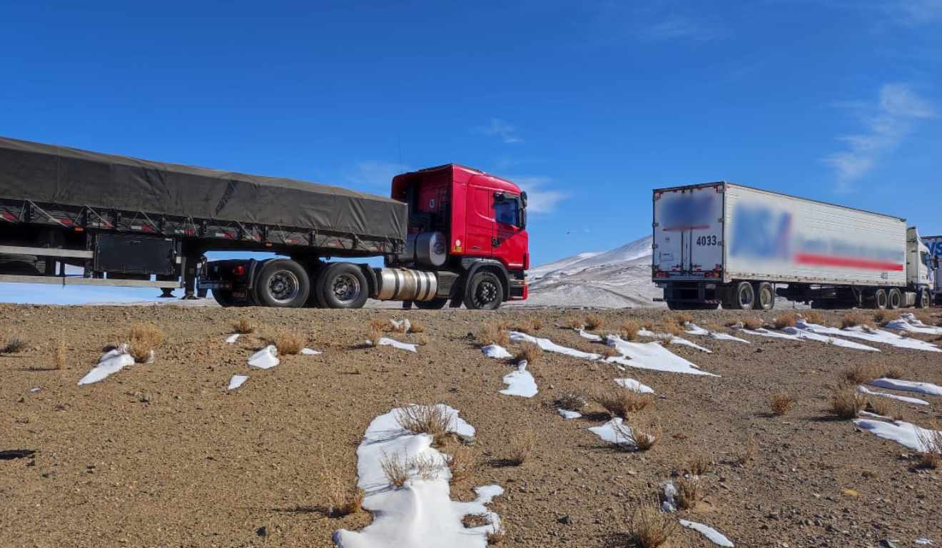 Caminhoneiros parados durante nevasca no Chile
