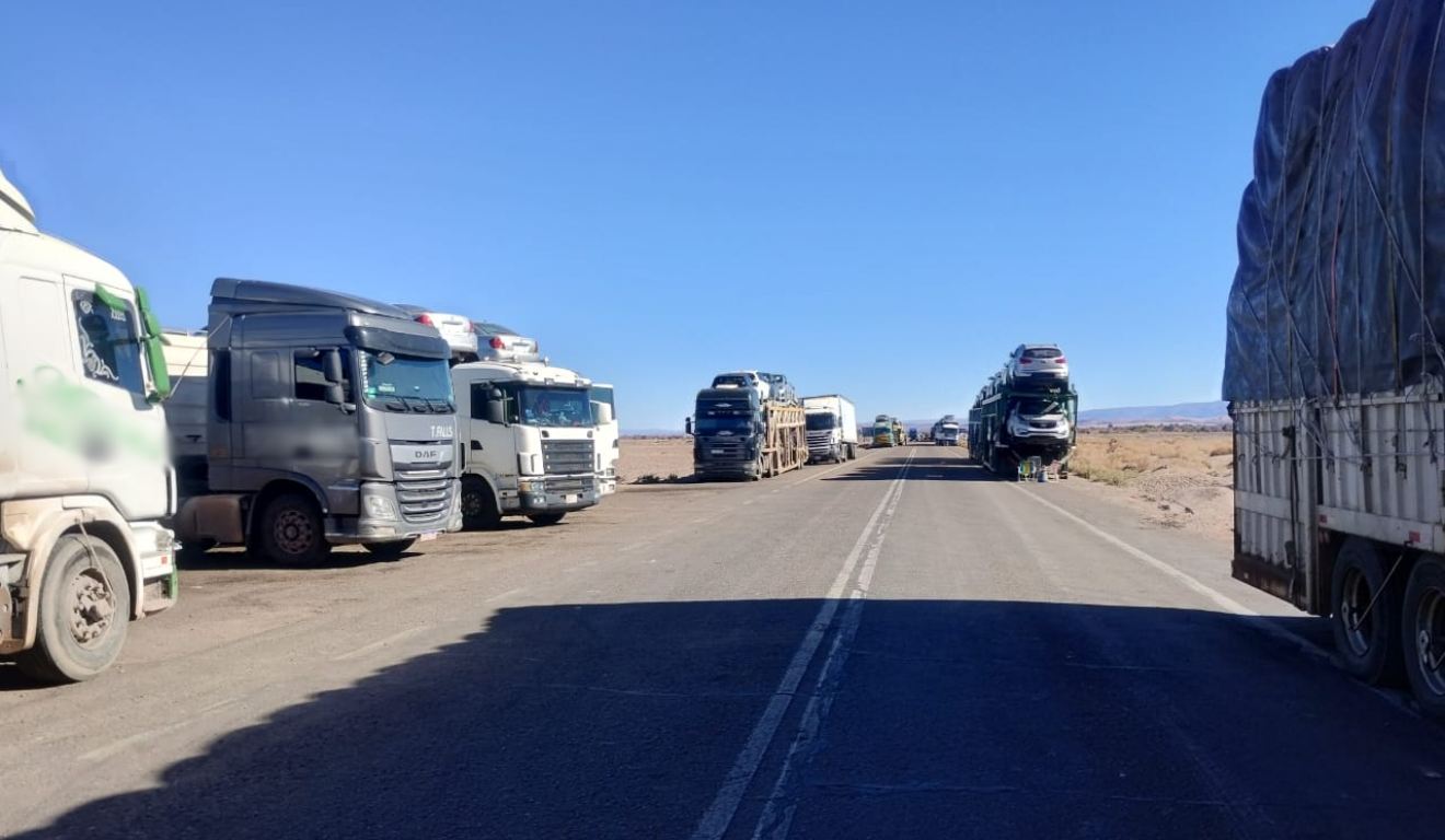 Fila de caminhões devido a nevasca