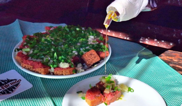 Carne de onça no prato