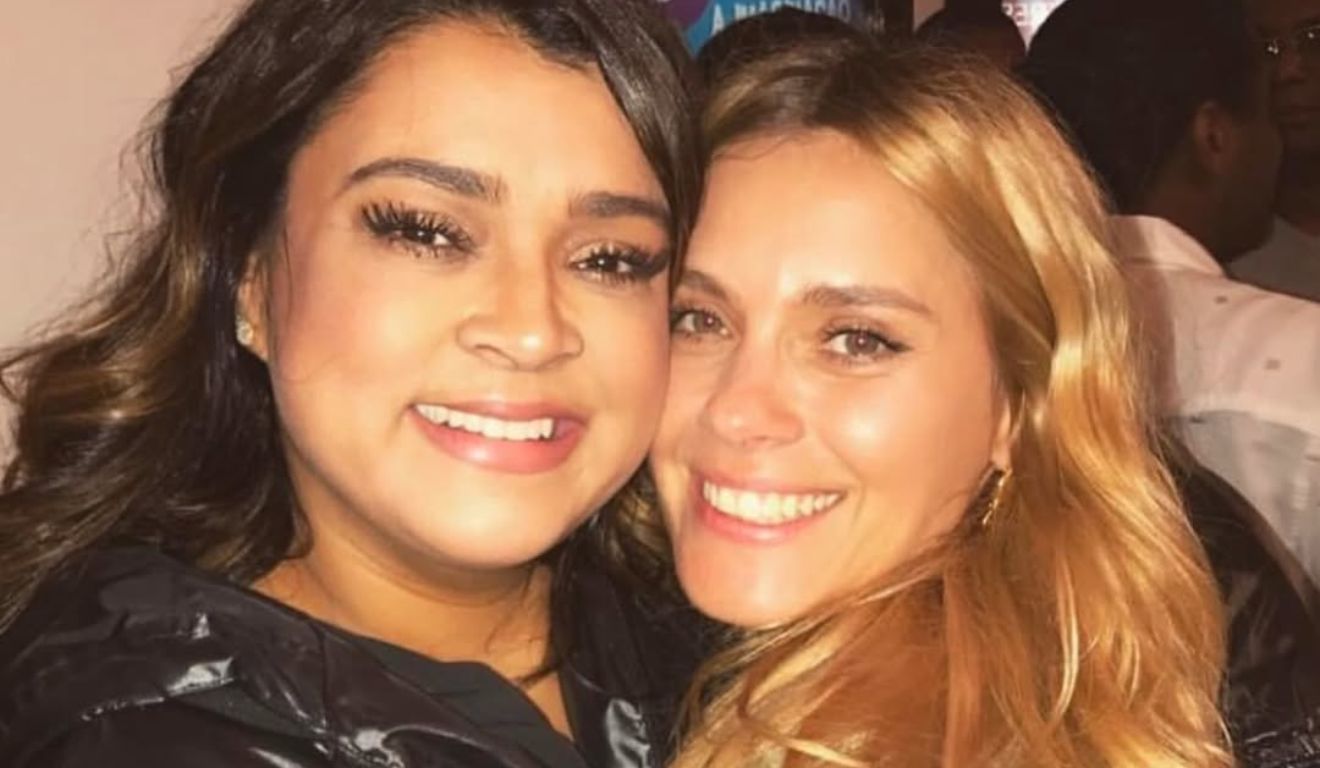 Preta Gil e Carolina Dieckmmann abraçadas