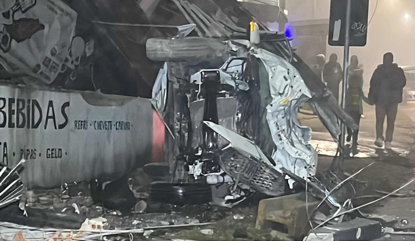 Carro que colidiu em muro de distribuidora e bateu em poste