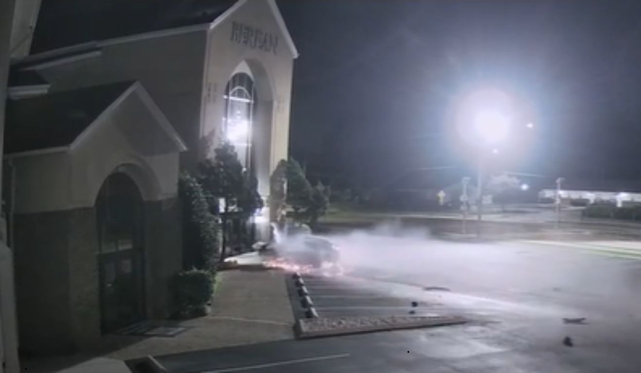 carro roubando bate em igreja