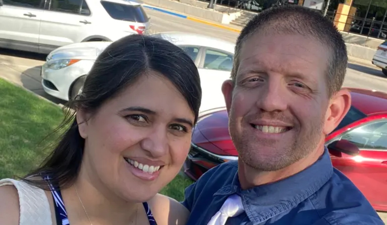 Casal Clinton e Cristen Brink sorrindo juntos antes do crime durante caminhada.

