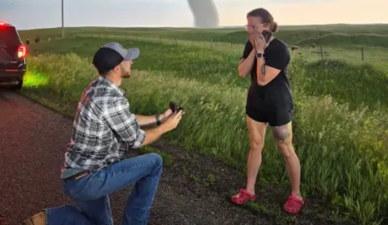 Jovens noivos diante de tornado
