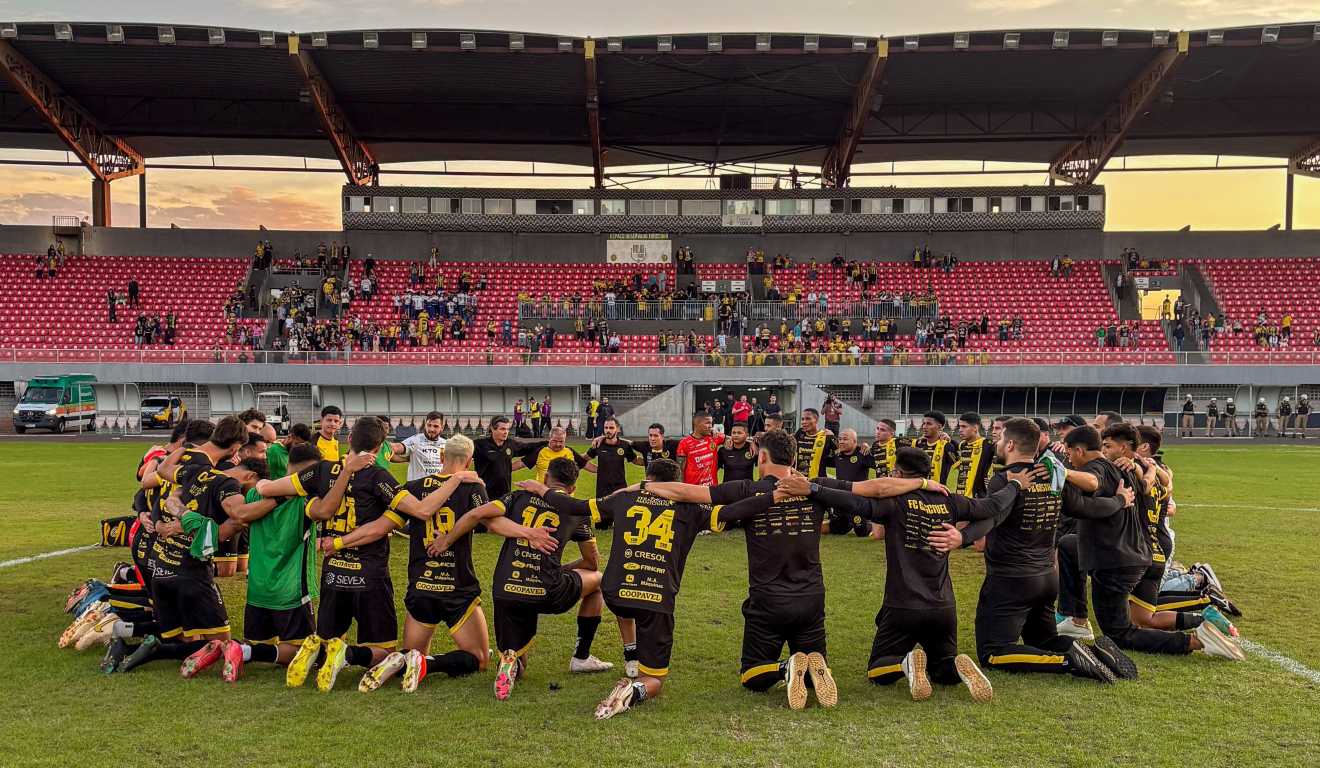 Elenco do Cascavel comemora a classificação para a segunda fase da Série D 2025. (Foto: Divulgação/Cascavel)