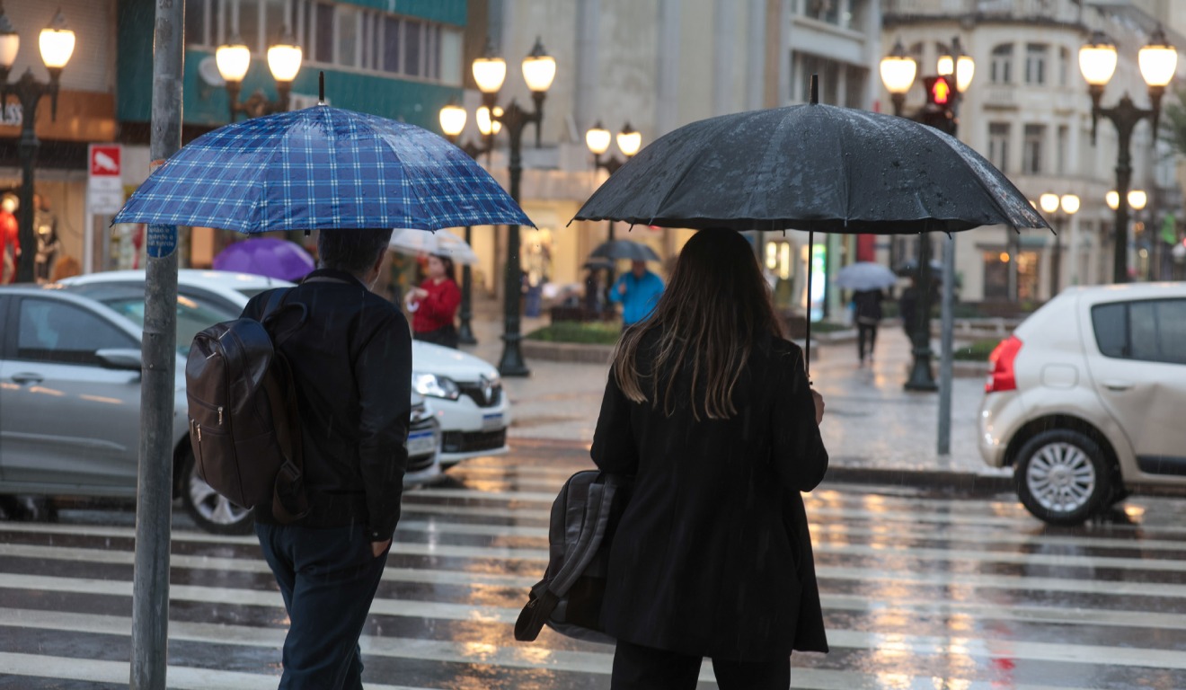 pessoas na rua com guarda-chuva