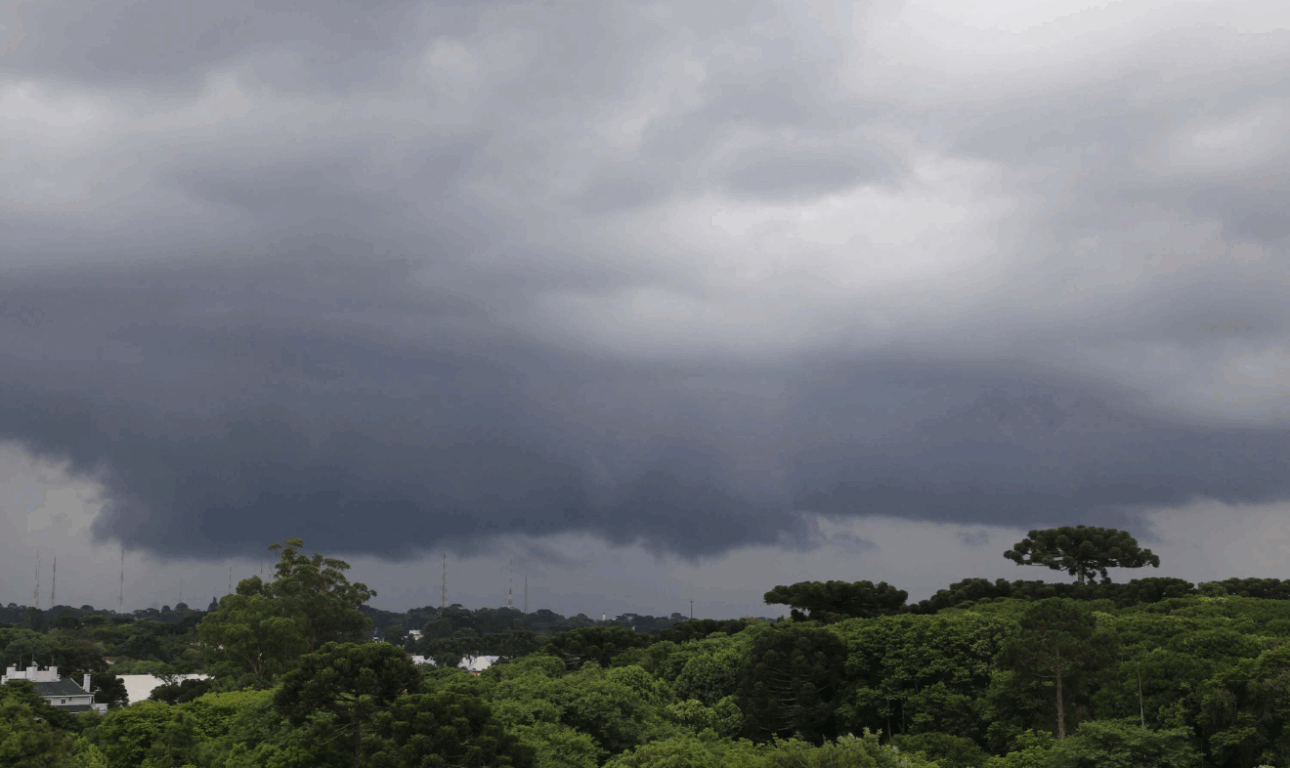 céu escuro com previsãode chuvas no Paraná
