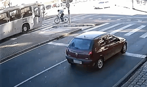 Ciclista antes de ser atingido por ligeirinho