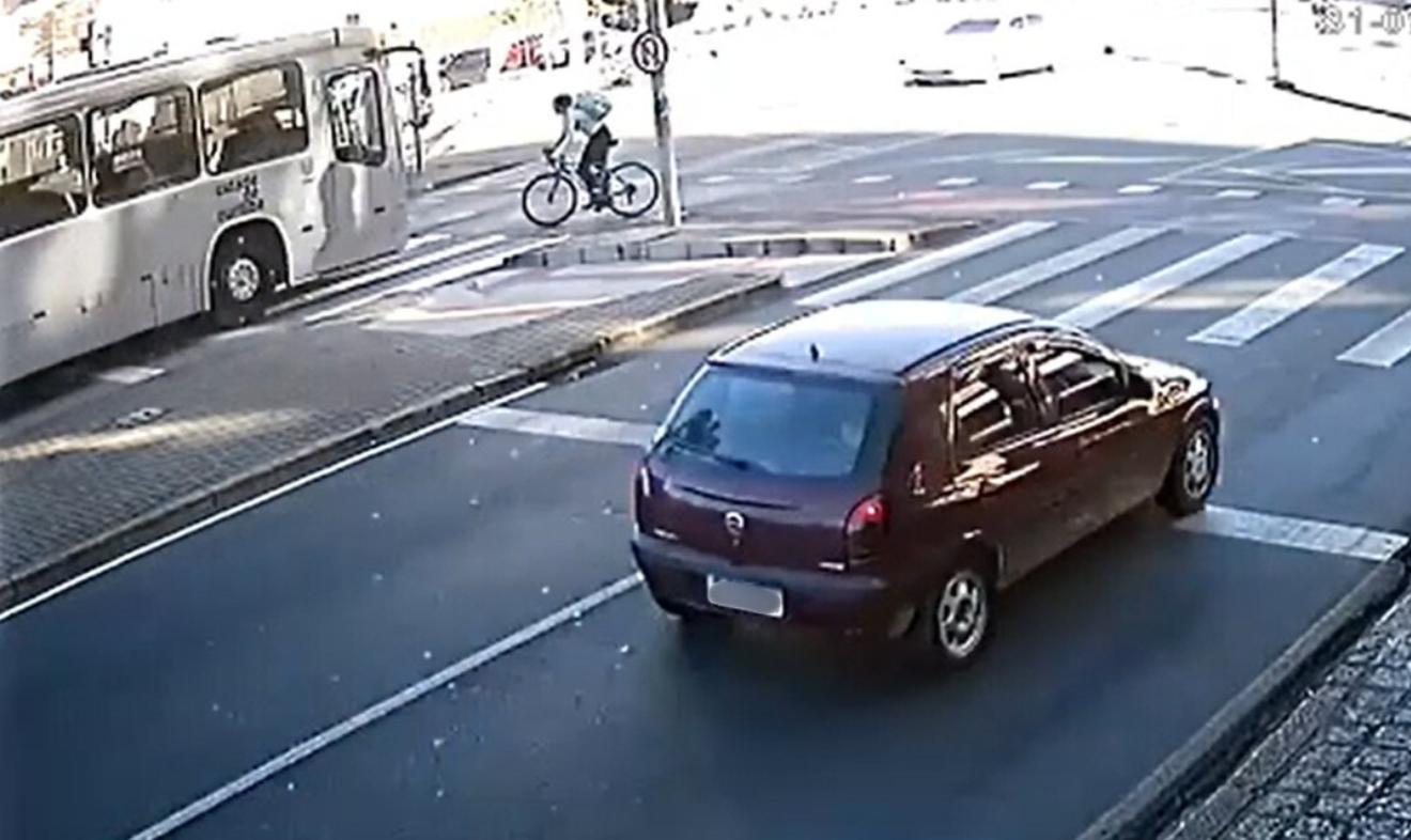 Ciclista antes de ser atingido por ligeirinho