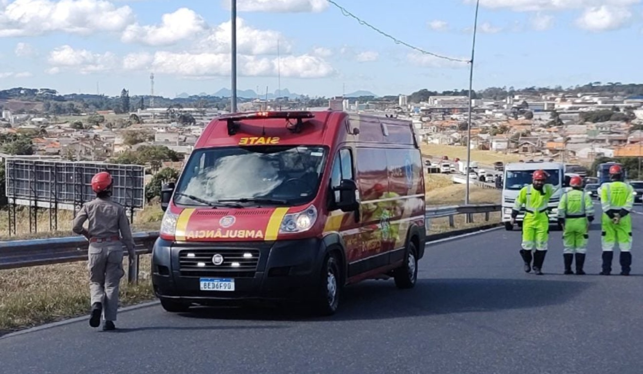Ambulância no local em que o ciclista foi atropelado