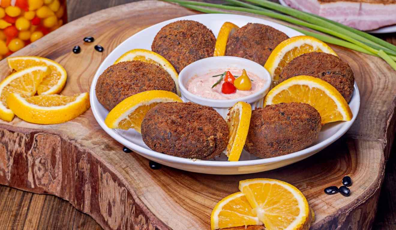 Porção de bolinho de feijoada do Cartola Bar