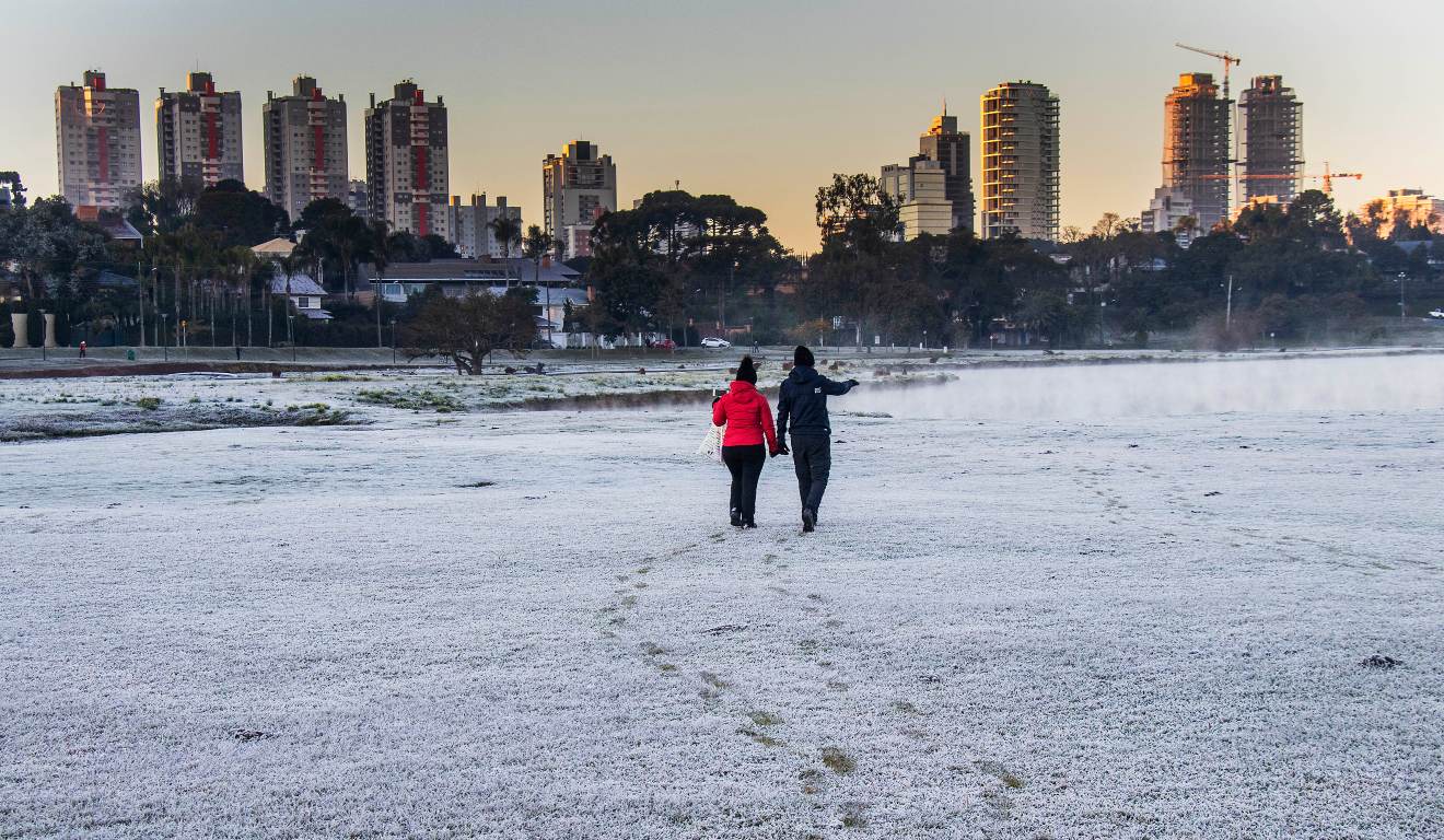 Pessoas caminhando no frio
