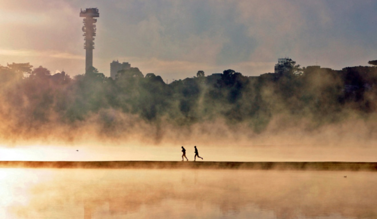 Casal correndo durante frio em Curitiba