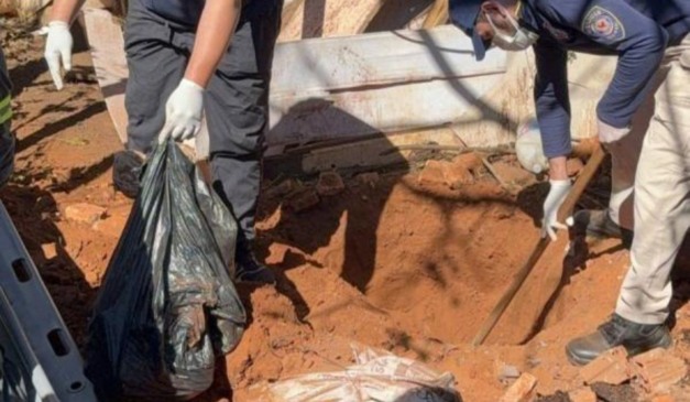 momento em que o corpo da mulher é encontrado enterrado no quintal de casa